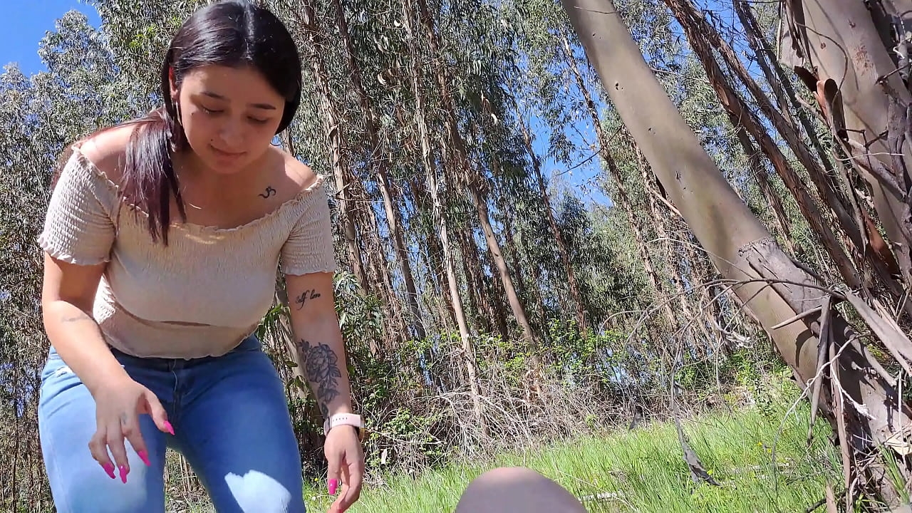 Follando a la mamá de mi amigo en un bosque al aire libre Creampie