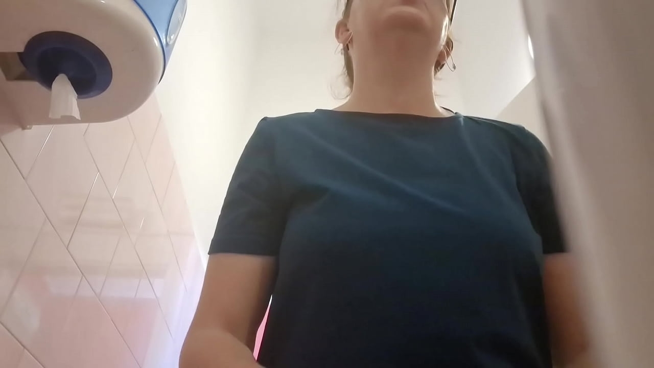 Raccolta di eccitanti video di pisciate in bagni pubblici pieni di persone toilet pissing farting dirty